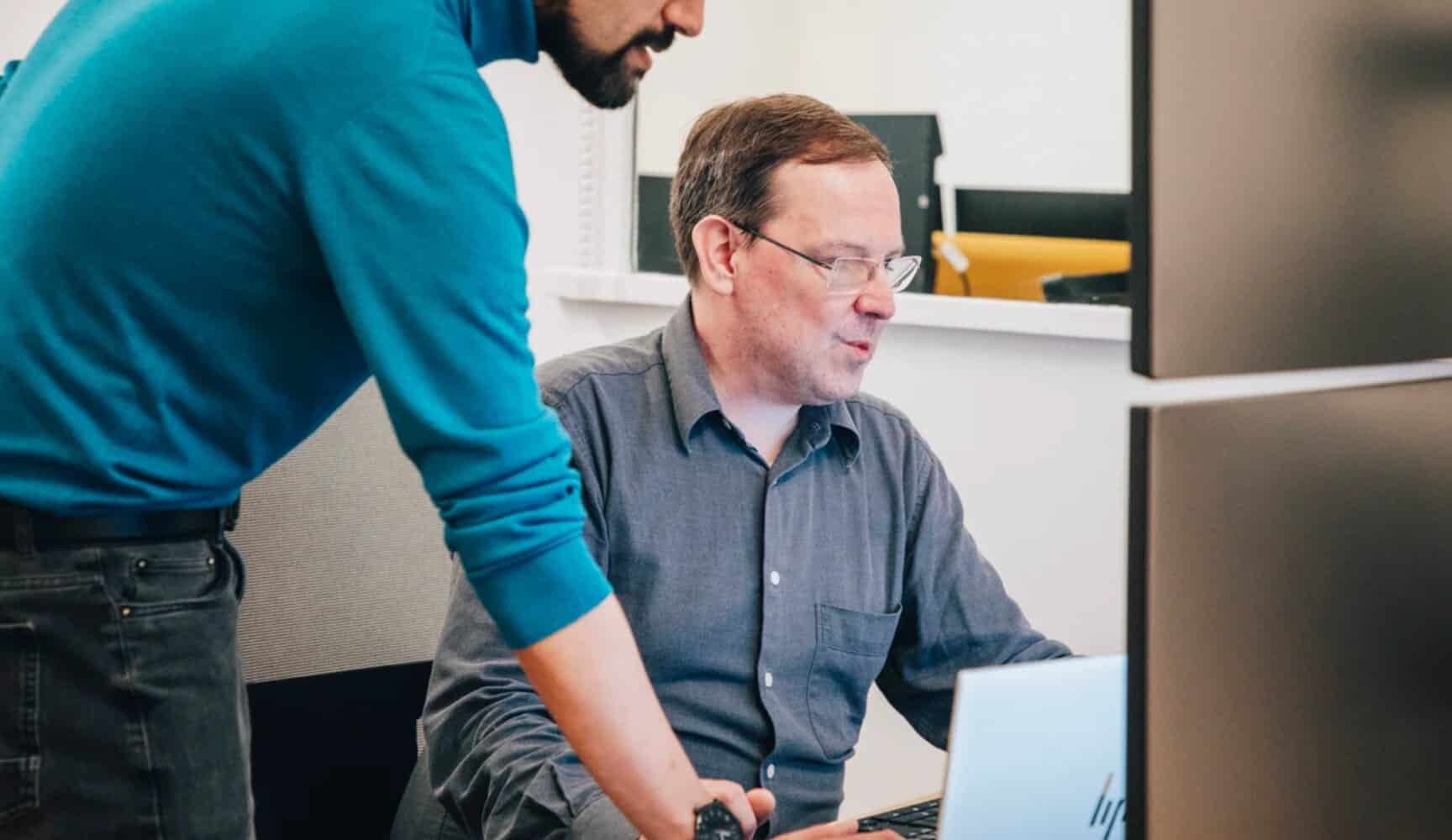 Deux collaborateurs du pôle Creative & Prototyping devant un écran de prototypage