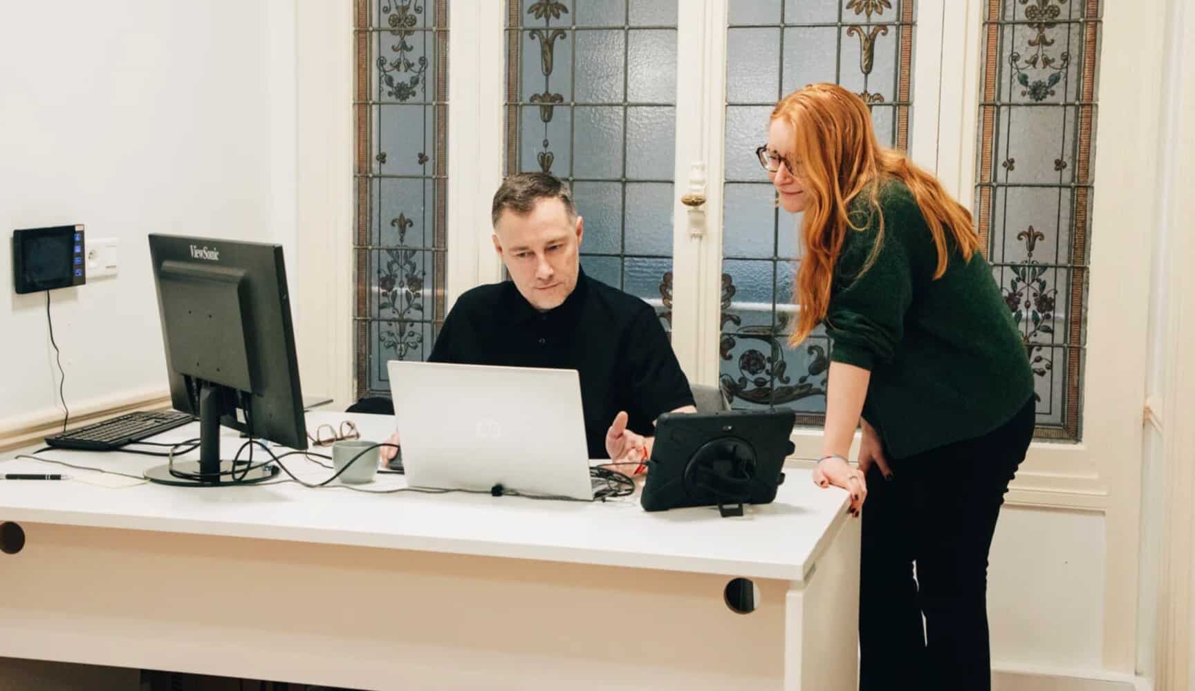 Deux collaborateurs du pôle Data & Product Innovation analysent des données à l’écran
