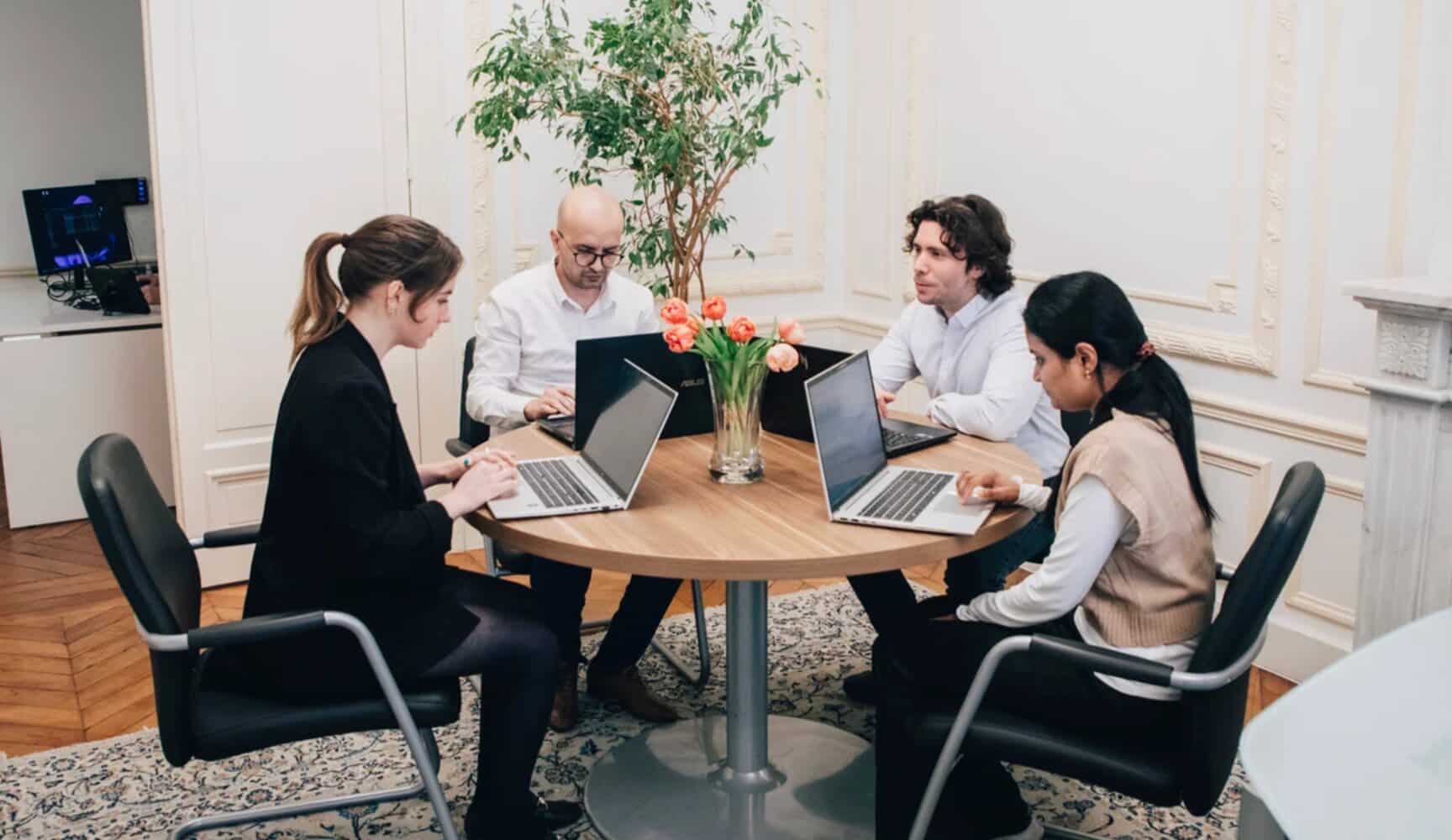 Les équipes du pôle Engineering & Platform en session de travail autour d’une table